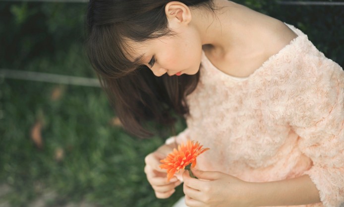 オレンジの花を持った少女