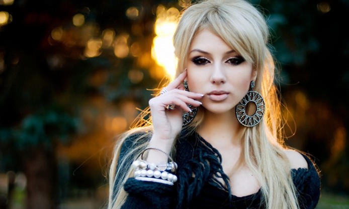 blonde-girl-earrings-necklace-classic-fashionista-photo-sunset-